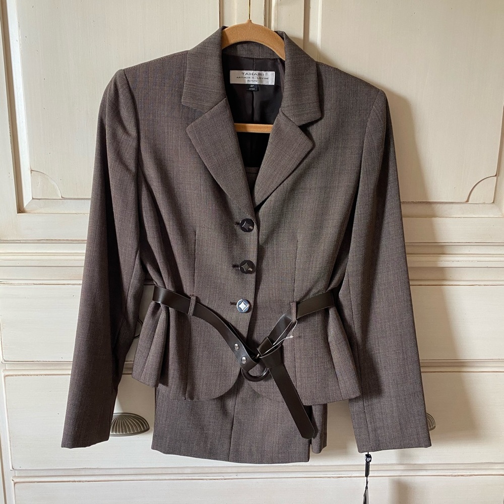 NWT Tahari - Arthur S. Levine 6P 2 piece Suit